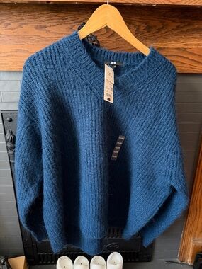 🆕🏷️ Teal V-neck Sweater